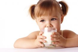 क्या-12-महीने-के-शिशु-को-full-fat-UHT-milk-दिया-जा-सकता-है